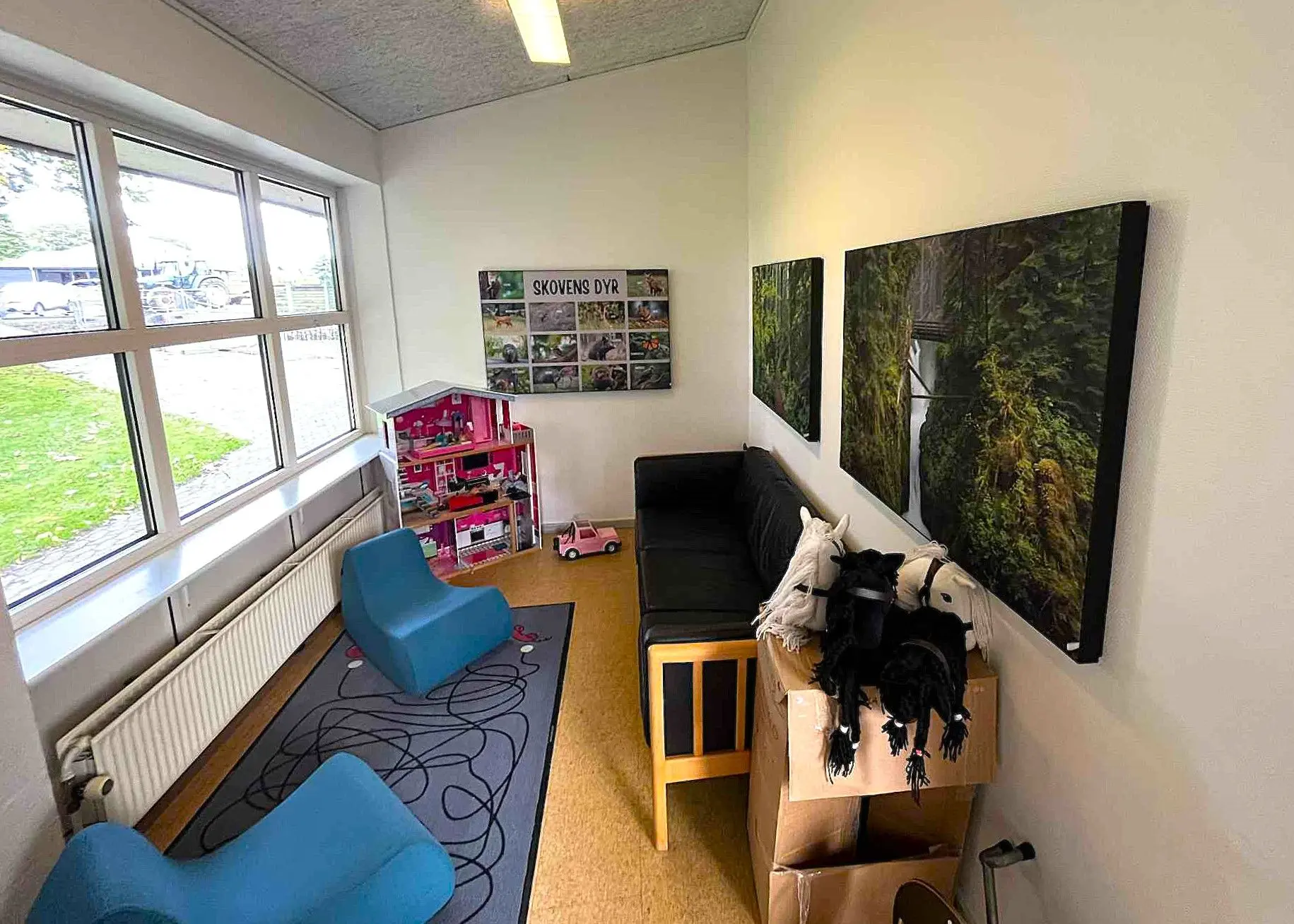 Stille hjørne i Børnehaven Teglhuset med akustikplader med skovmotiv