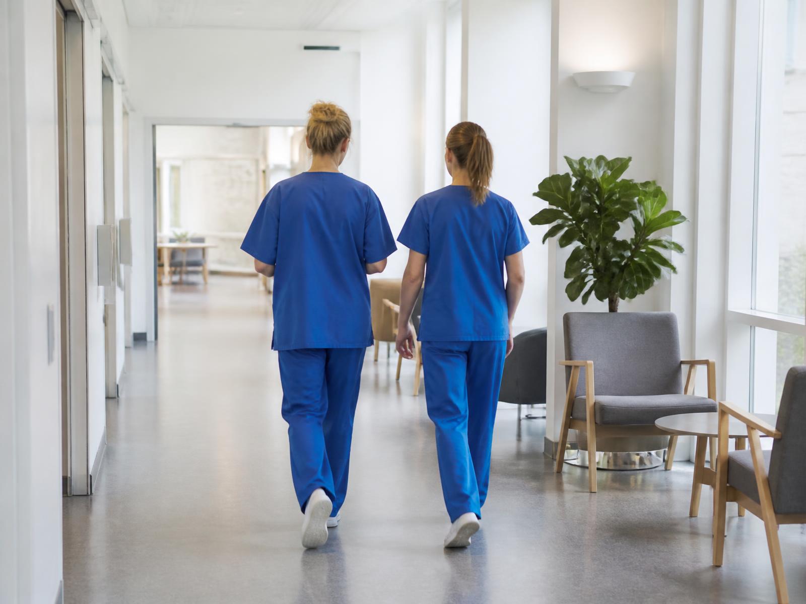 Lys hospitalsgang med sundhedspersonale og venteområde, hvor luftkvaliteten har betydning