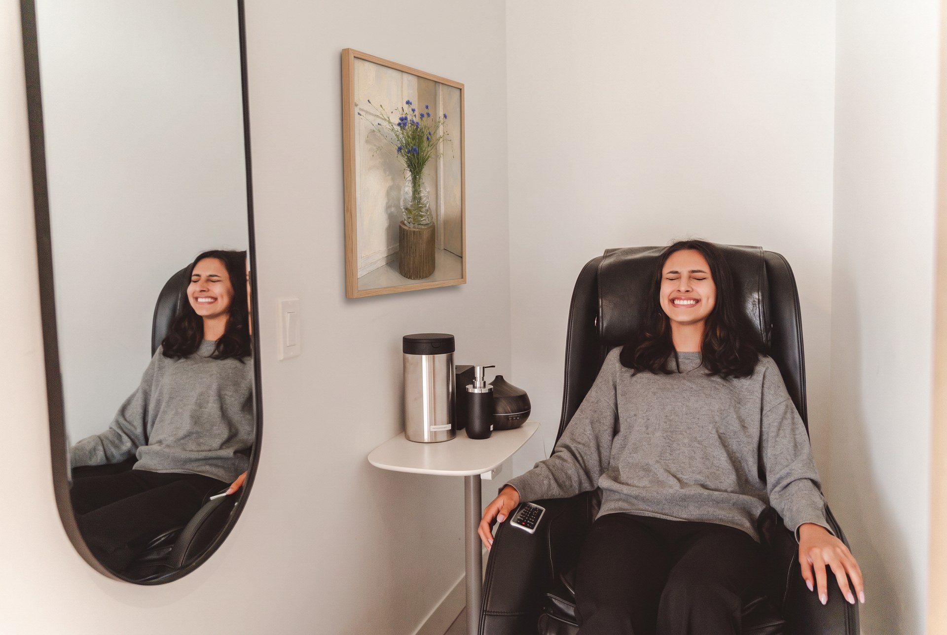 Kvinde slapper af i massagestol på arbejdspladsens velværeområde